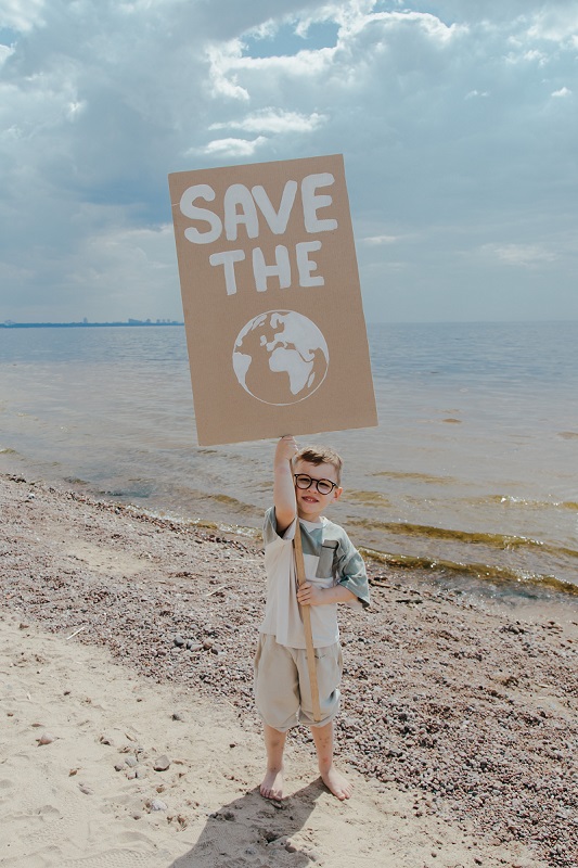 Umweltschutz: Junge mit Schild - Save the earth